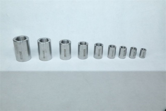 石柱<font style='color:red'>直螺纹钢筋套筒</font>连接技工